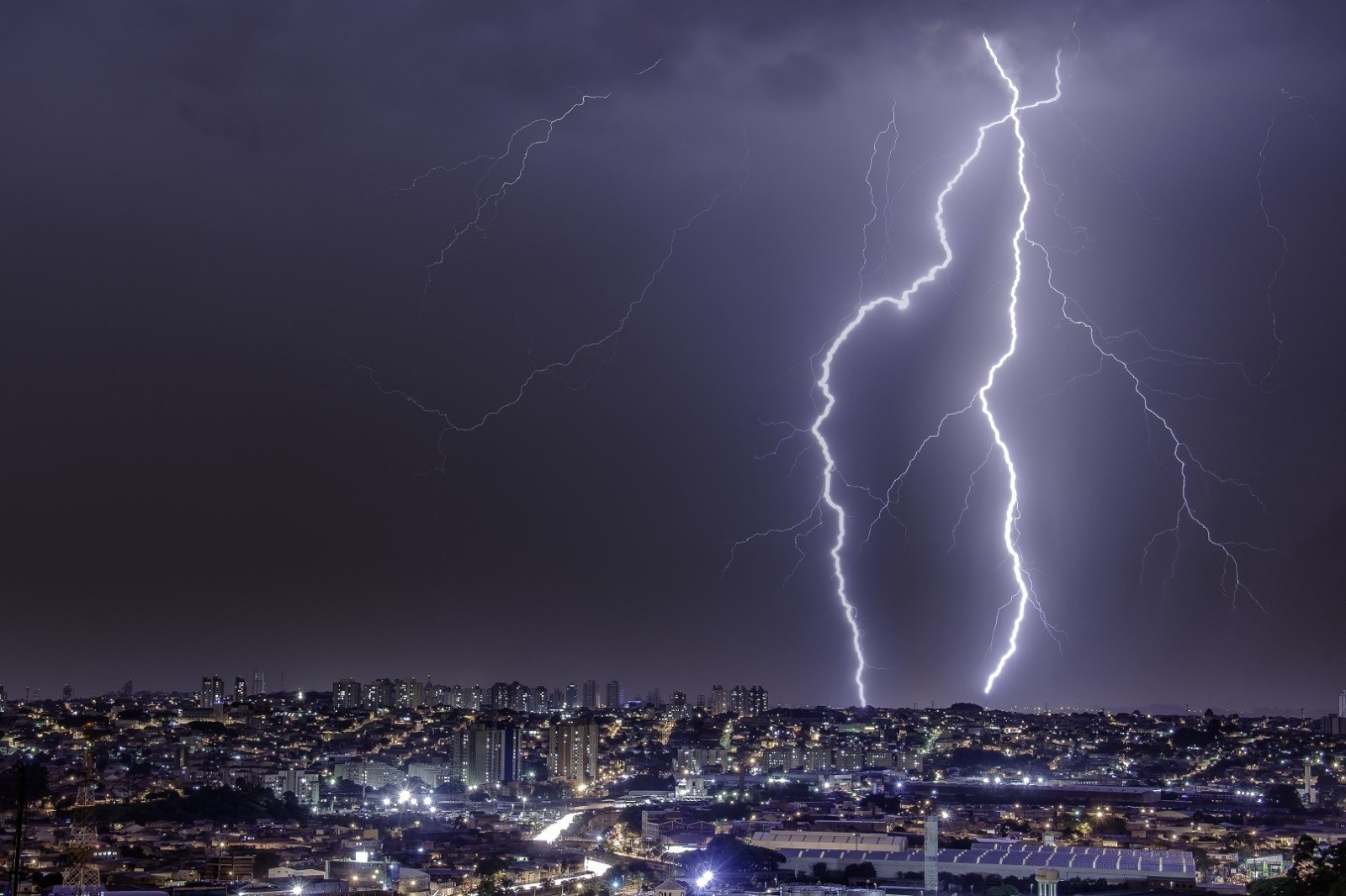 Imagem destacada do post: Em apenas um mês, Goiás registra 35% do volume de raios de todo 2025