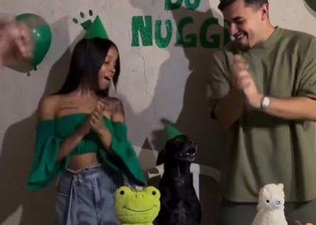Imagem destacada do post: Cãozinho canta parabéns no próprio aniversário e vídeo encanta internautas