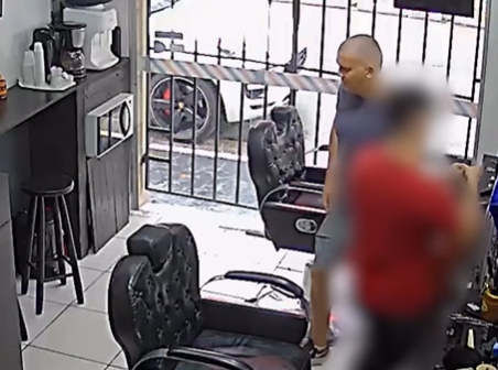 Imagem destacada do post: Policial de folga reage a assalto e suspeito morre baleado na ação [vídeo]