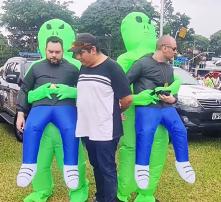 Imagem destacada do post: Policiais disfarçados de ETs prendem suspeito de furtar celulares durante bloco