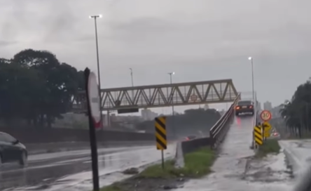 Imagem destacada do post: Carro tenta subir em passarela para pedestres na BR-153 em Aparecida