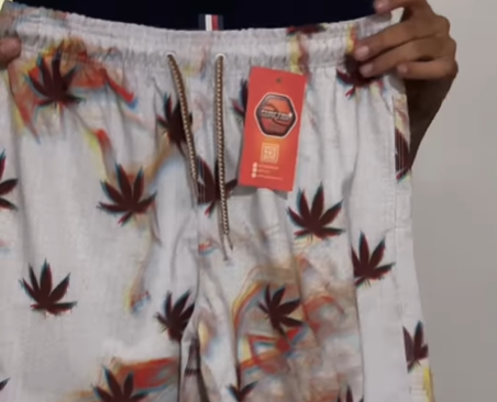Imagem destacada do post: Mãe compra bermuda com estampa e vira meme: “pensei que era coqueiro”
