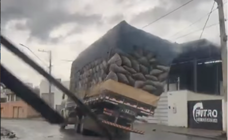 Imagem destacada do post: Caminhão carregado de carvão tomba no interior de Minas Gerais [vídeo]