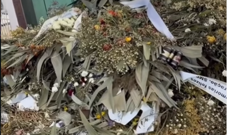 Imagem destacada do post: Influenciador visita e mostra túmulo de Benício e Miguel repleto de coroas de flores