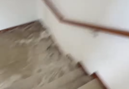 Imagem destacada do post: Caixa d’água estoura em prédio e água invade corredores; veja vídeo