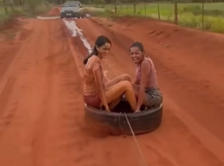 Imagem destacada do post: Amigas se divertem e são puxadas por ‘pneu’ em brincadeira; veja vídeo