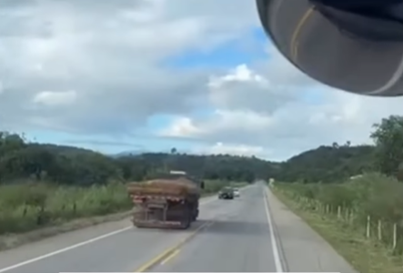 Imagem destacada do post: Caminhão desgovernado vai na contramão e assusta motoristas na rodovia