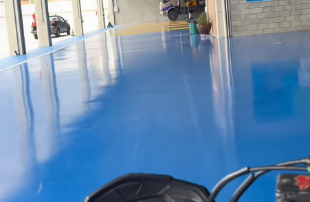 Imagem destacada do post: Que susto! Motociclista não vê valeta em oficina e cai durante atendimento [vídeo]