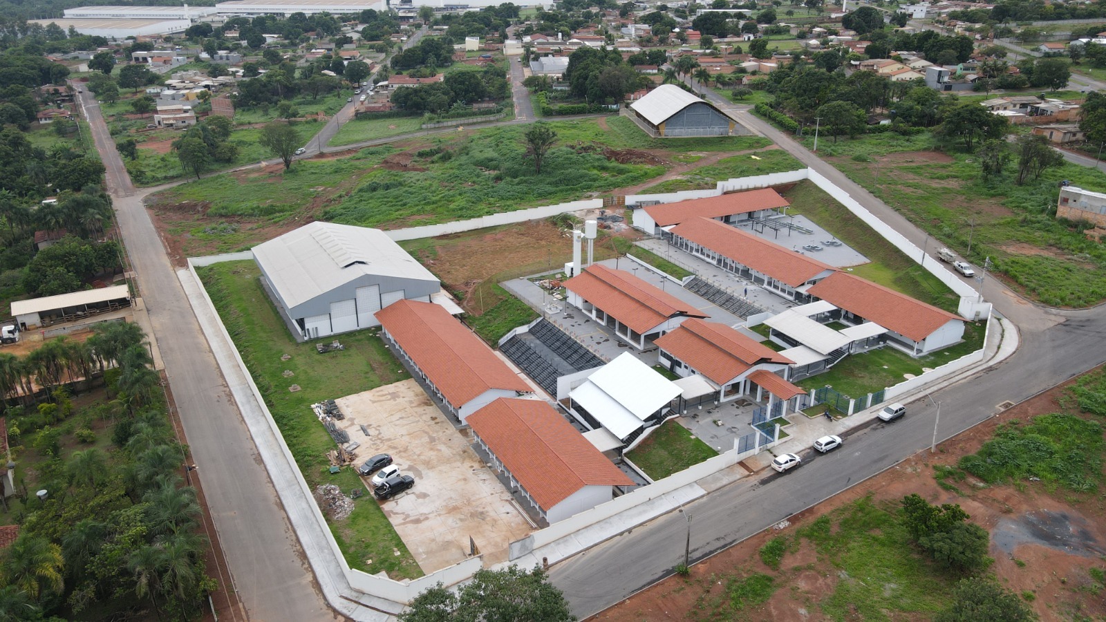 Imagem destacada do post: Caiado e Zé Délio entregam colégio Padrão Século XXI no Garavelo Sul, quinta (05)