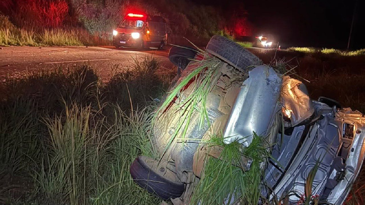 Imagem destacada do post: Capotamento grave deixa duas pessoas feridas na GO-020, em Bela Vista