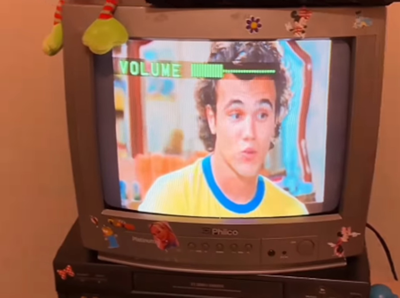 Imagem destacada do post: Jovem encanta ao recriar quarto totalmente inspirado nos anos 2000 [vídeo]