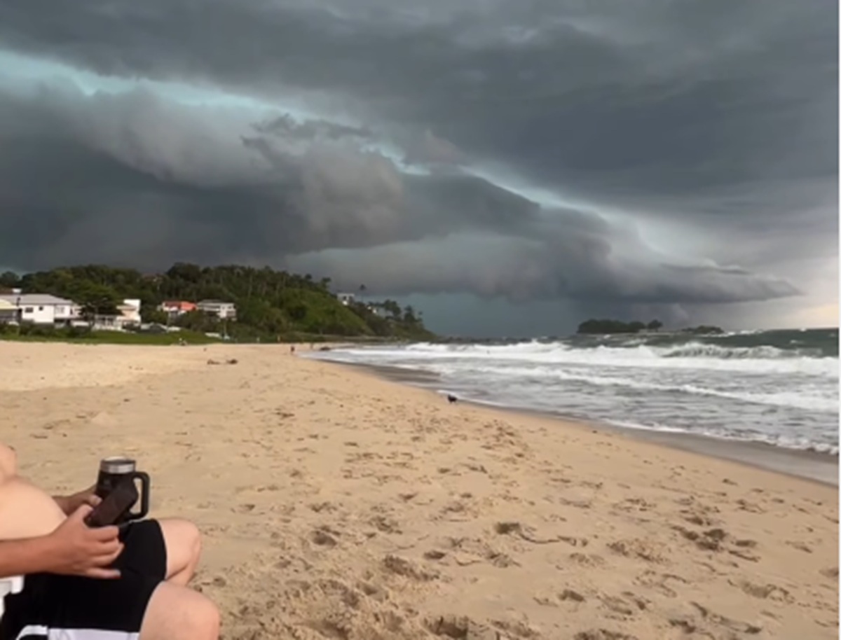 Imagem destacada do post: Casal registra raio no céu e diz que foi sinal de Deus pra eles ficarem ricos [vídeo]