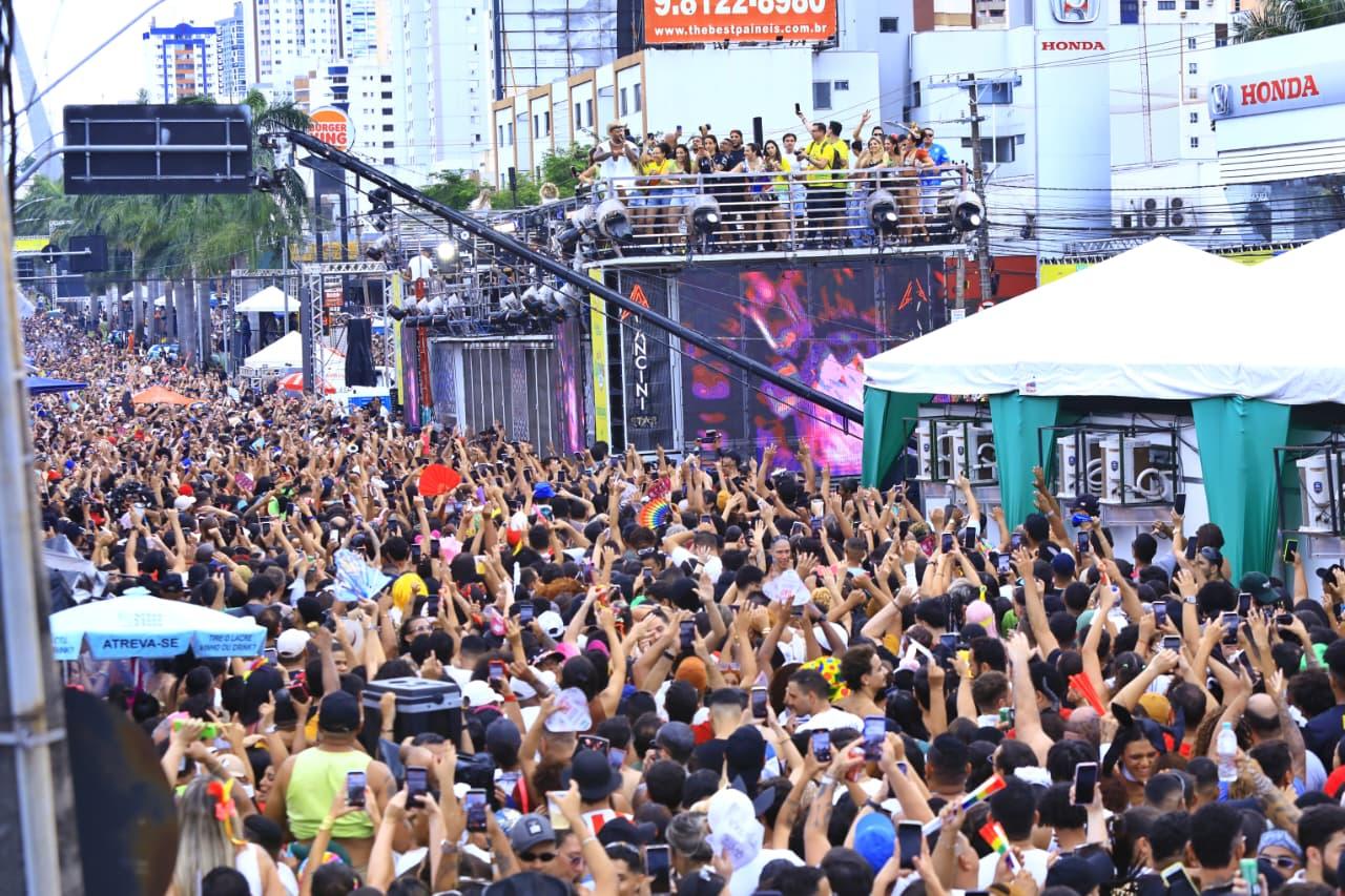 Imagem destacada do post: Multidão toma a Avenida 85 e acompanha Léo Santana em trio elétrico [vídeo]