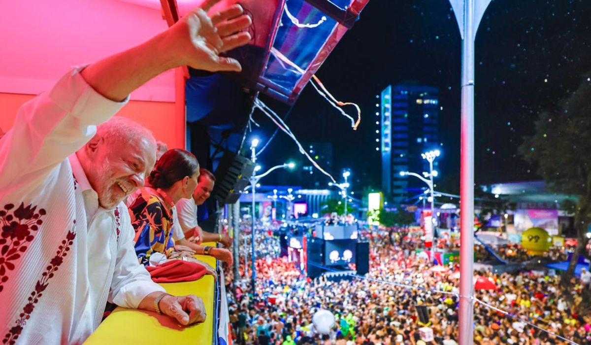 Imagem destacada do post: Lula pula Carnaval em Salvador ao lado do governador da Bahia