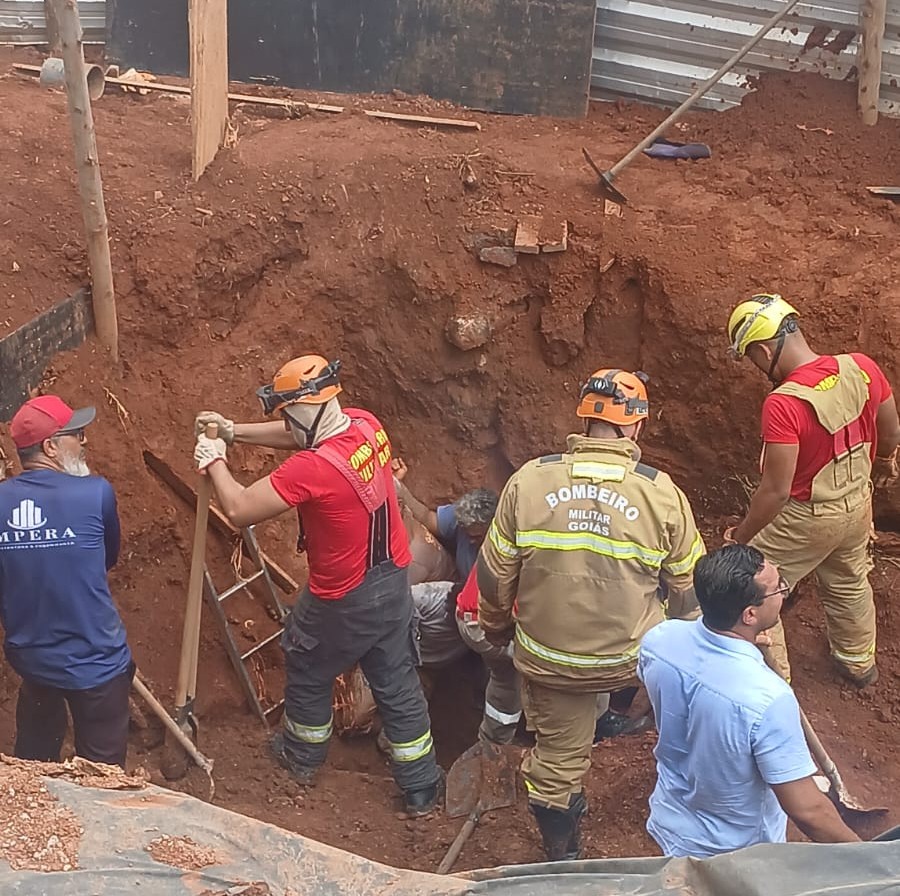 Imagem destacada do post: Deslizamento de terra deixa trabalhadores parcialmente soterrados em Canedo