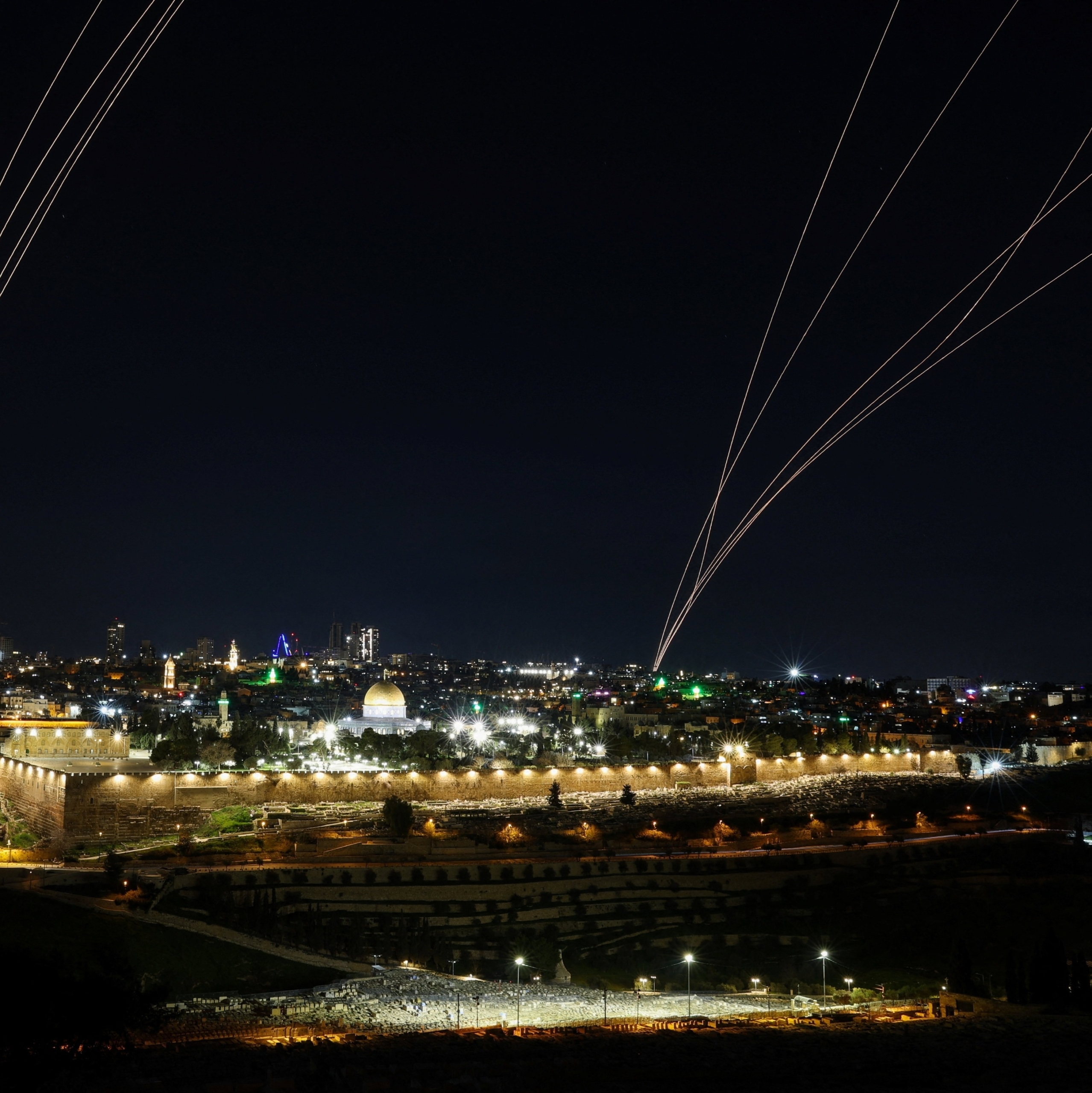 Imagem destacada do post: Míssil do Irã fura sistema de defesa de Israel e atinge Jerusalém [vídeo]