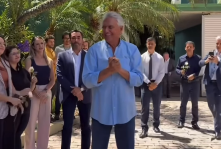 Imagem destacada do post: VÍDEO: Caiado e Gracinha se emocionam em despedida aos servidores do Palácio