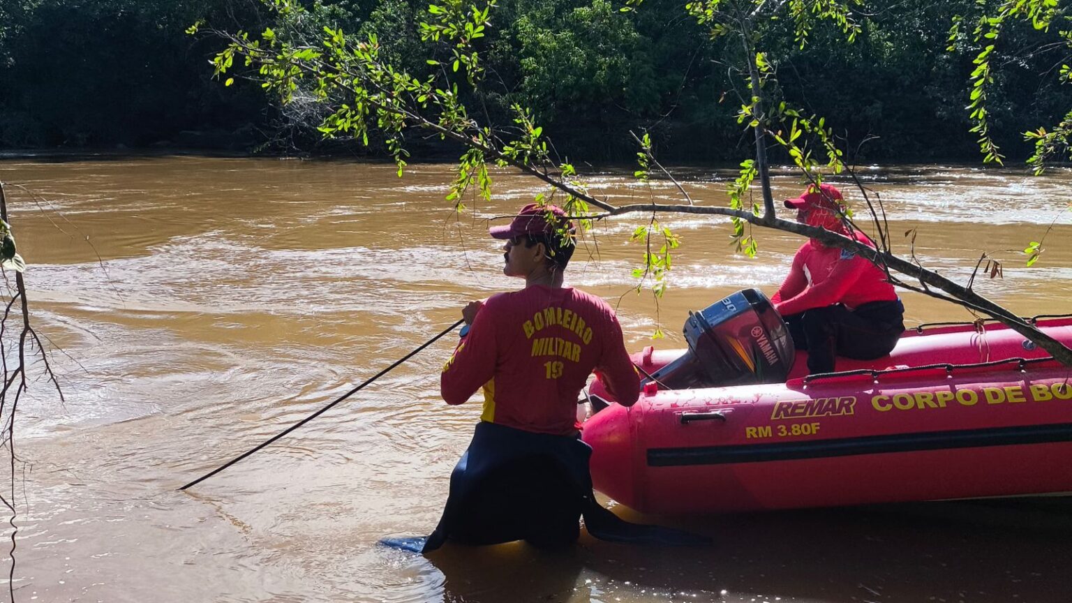 Imagem destacada do post: Bombeiros fazem buscas por homem desaparecido há cinco dias no Rio do Peixe