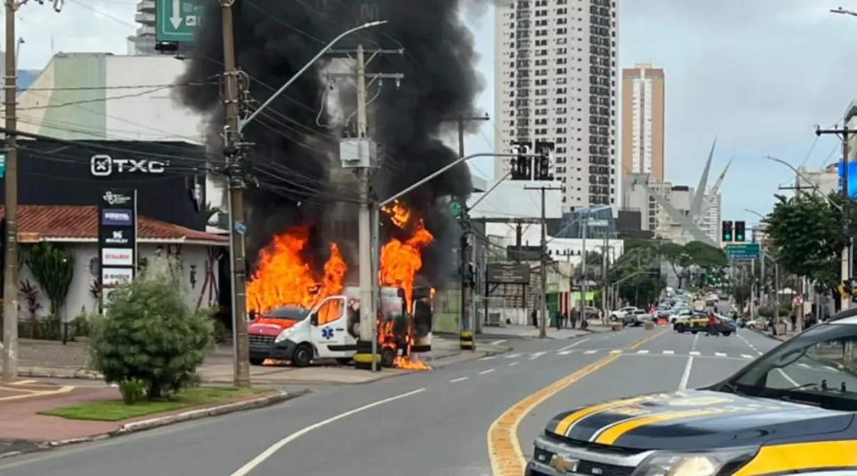 Imagem destacada do post: Ambulância pega fogo e interdita Rua 87 no Marista após risco de explosão