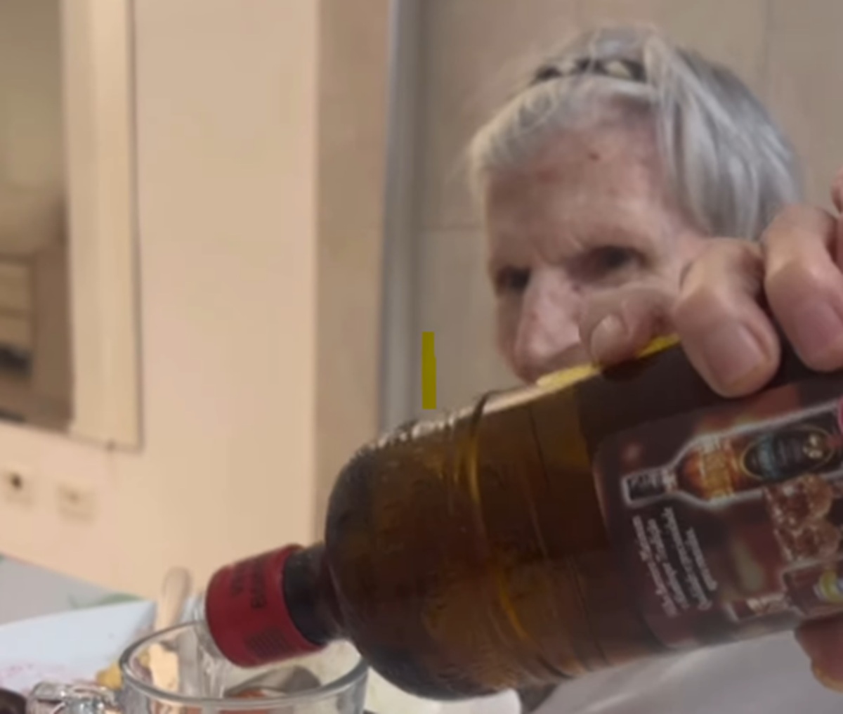 Imagem destacada do post: Vovó almoça com ‘litro’ de pinga do lado e diverte web: “segredo da longevidade”
