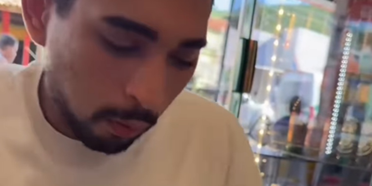 Imagem destacada do post: Cachorro aproveita vacilo e rouba espetinho em vídeo que viralizou na internet