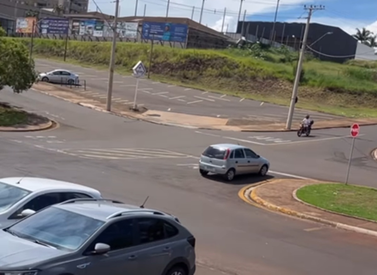 Imagem destacada do post: ‘É pra acabar com o pequi do Goiás!’: Motorista para carro em local ‘improvisado’