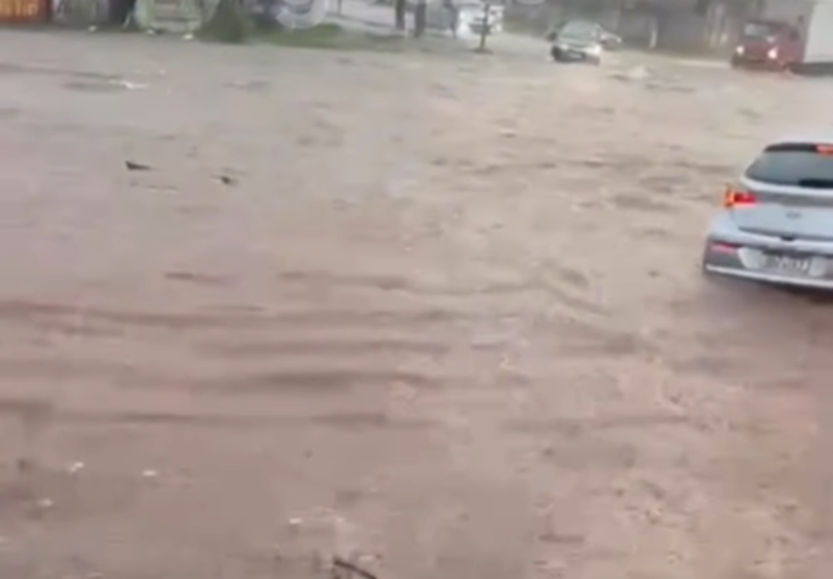 Imagem destacada do post: Temporal alaga ruas e deixa pessoas ilhadas na região do Passeio das Águas