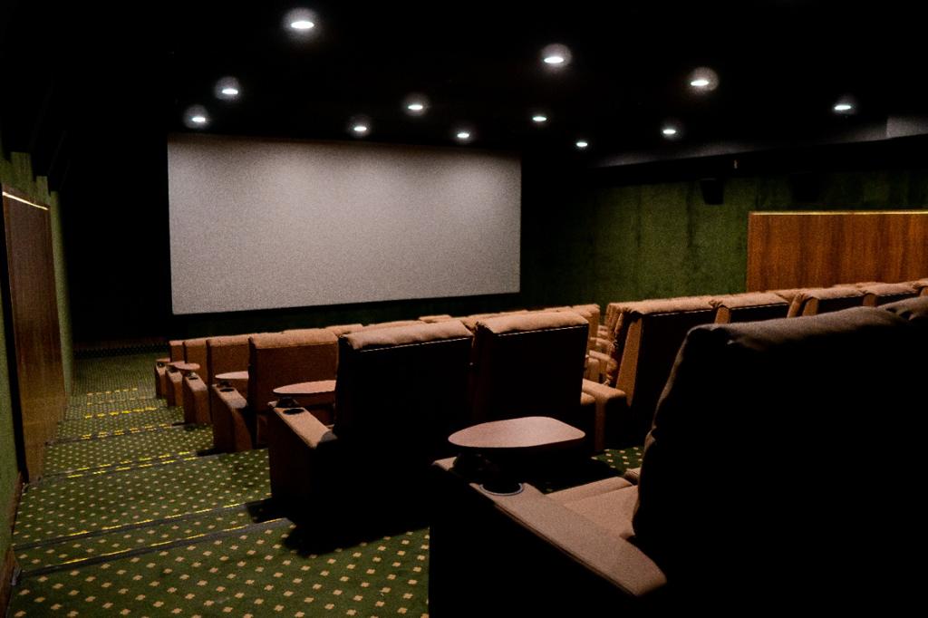Imagem destacada do post: Cinema “escondido” em Goiânia fica na GO-020 e vira dica para dates; veja vídeo