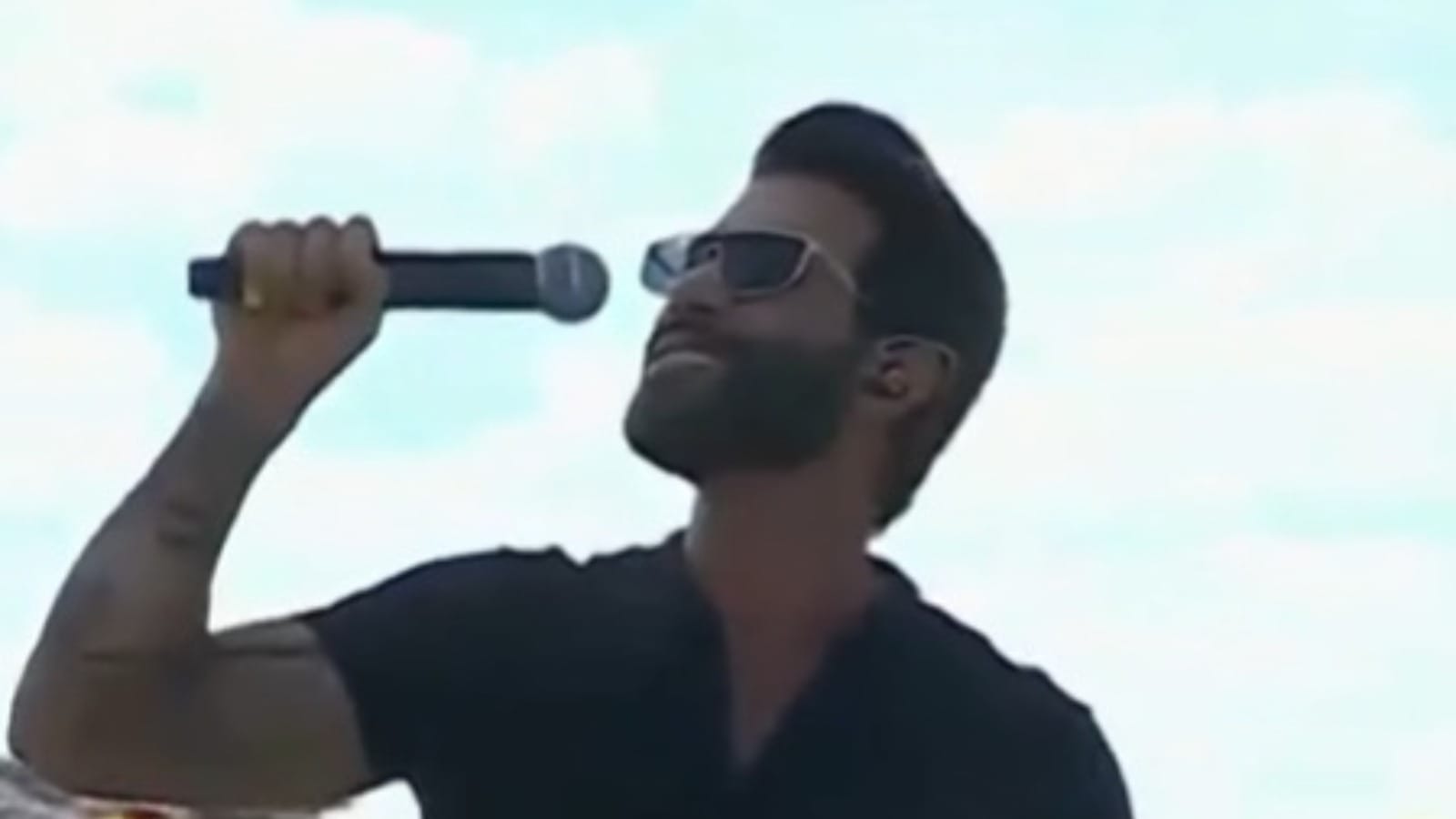 Imagem destacada do post: Gusttavo Lima canta o Hino e marca um dos momentos da MotoGP