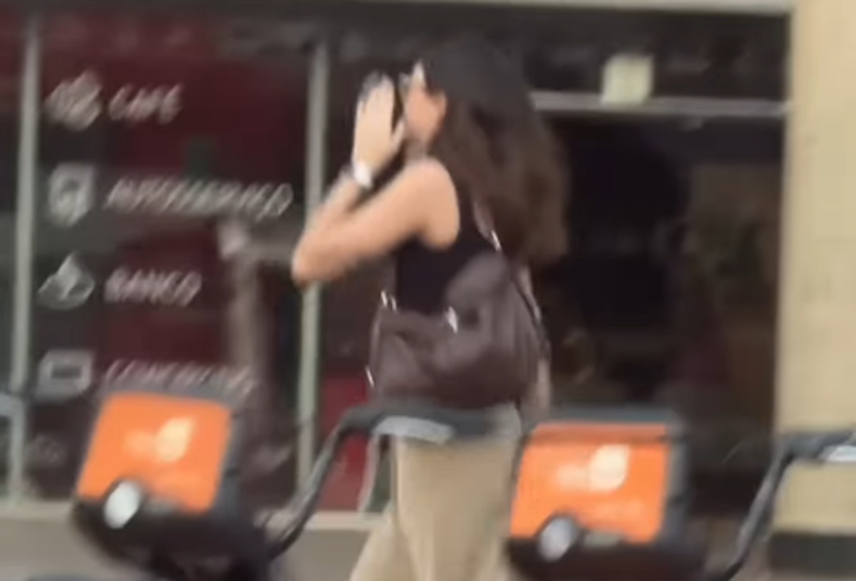 Imagem destacada do post: Mulher tenta avisar etiqueta, mas ônibus atrapalha tudo: “a gente tenta ser gentil”