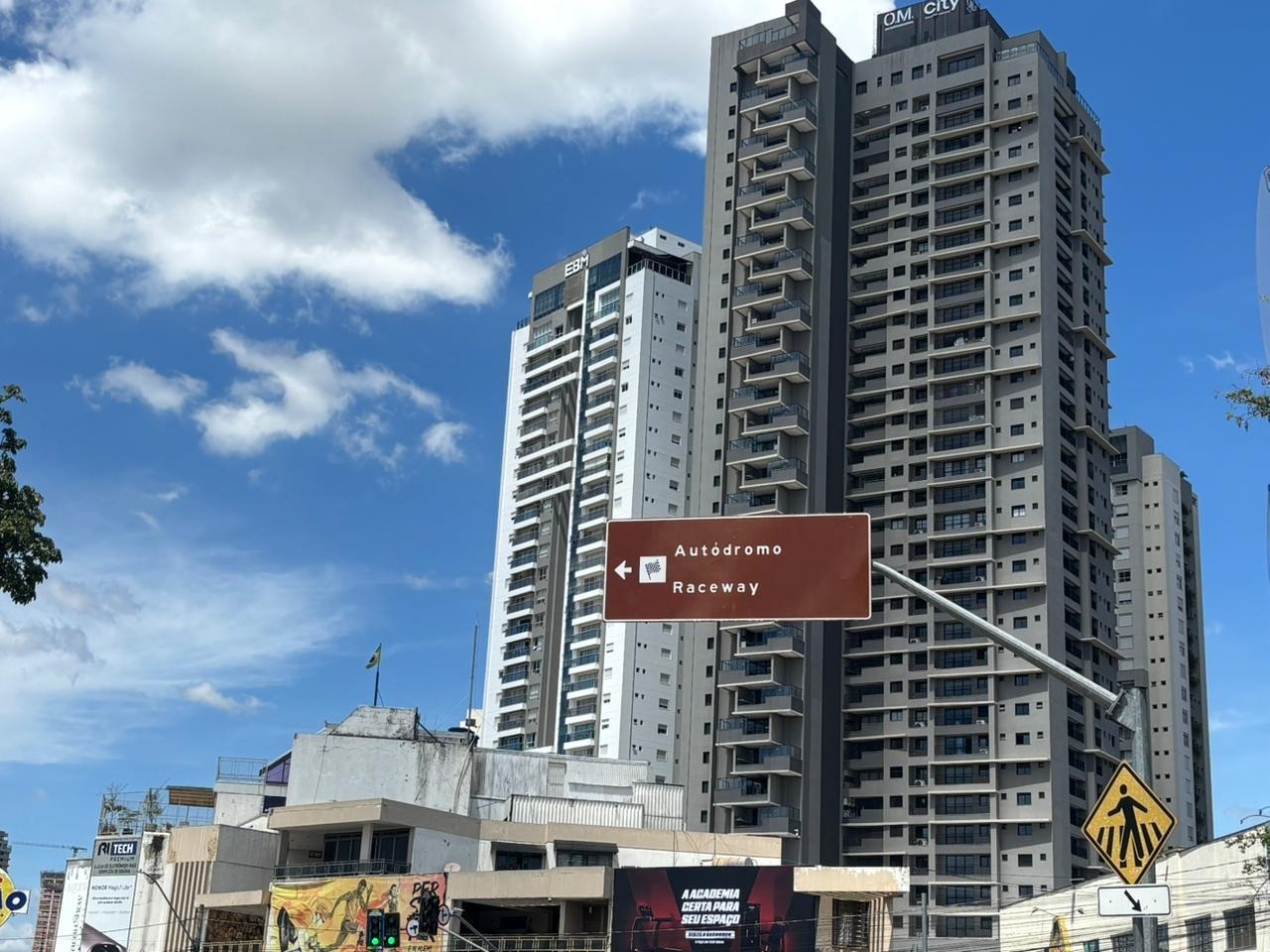 Imagem destacada do post: Goiânia reforça acolhimento a turistas estrangeiros com sinalização bilíngue em ruas
