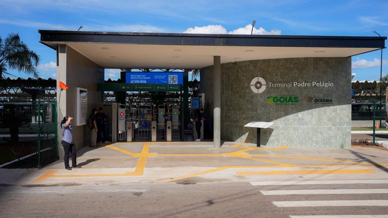 Imagem destacada do post: Caiado inaugura Terminal Padre Pelágio e entrega cinco ônibus movidos a biometano