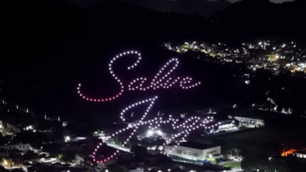 Imagem destacada do post: Show de drones encanta fiéis e devotos em celebração a São Jorge; veja vídeo