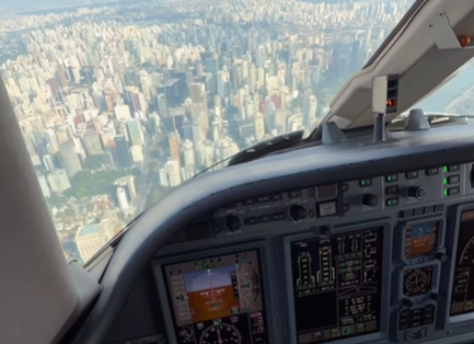 Imagem destacada do post: Piloto registro pouso surreal em Congonhas em meio a ‘mar de prédios’ de Sampa