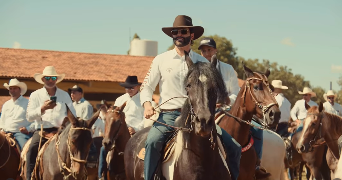 Gusttavo Lima realiza cavalgada e movimenta GO-020; veja vídeo
