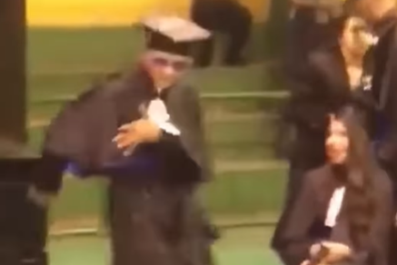 Imagem destacada do post: Jovem recebe diploma com passinho do ‘romano’ e cena viraliza na web; veja vídeo