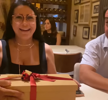 Imagem destacada do post: Jovem emociona ao registrar reação dos pais ao ser aprovada na OAB; veja vídeo