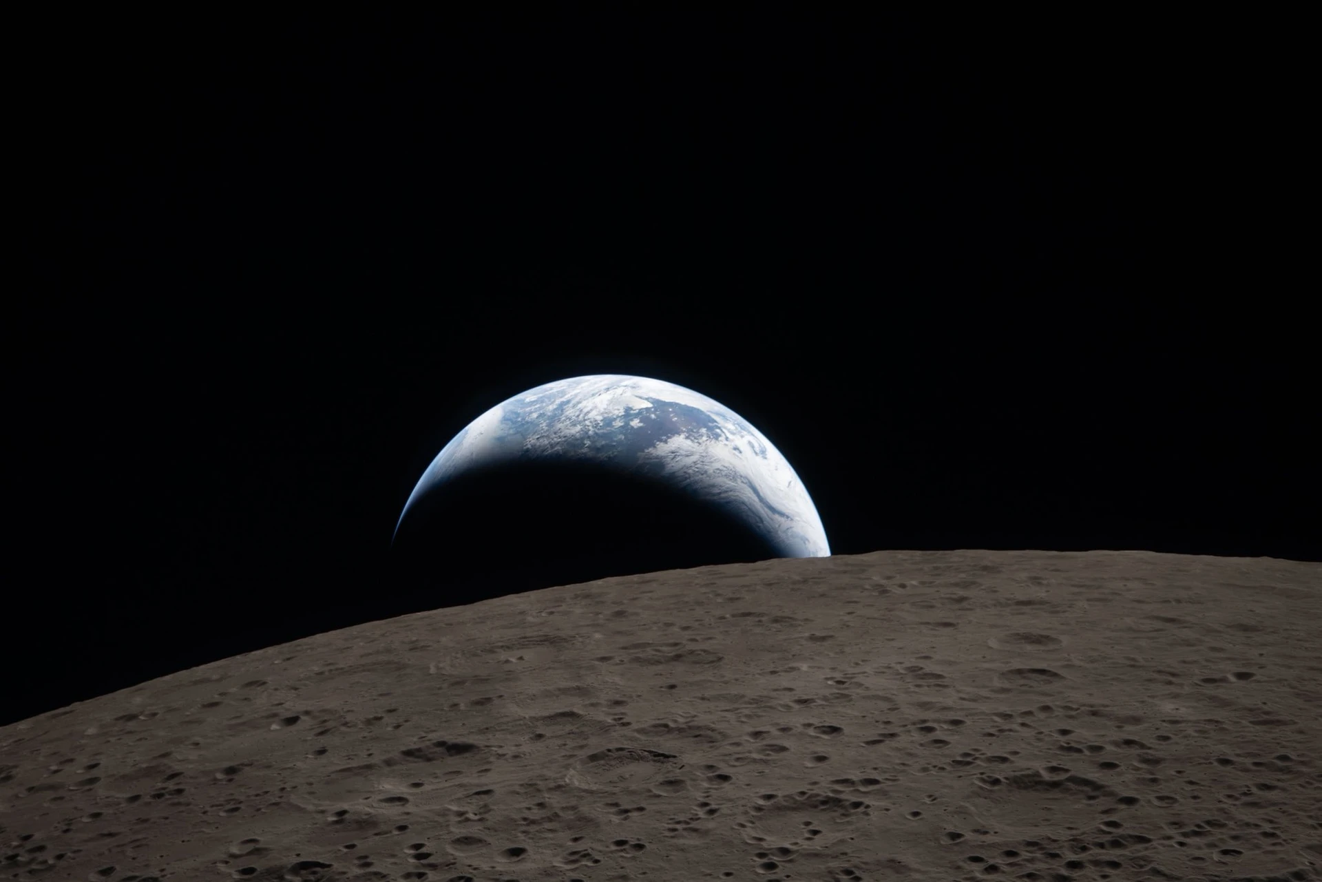 Imagem destacada do post: Nasa divulga foto do “lado oculto” da Lua com Terra ao fundo