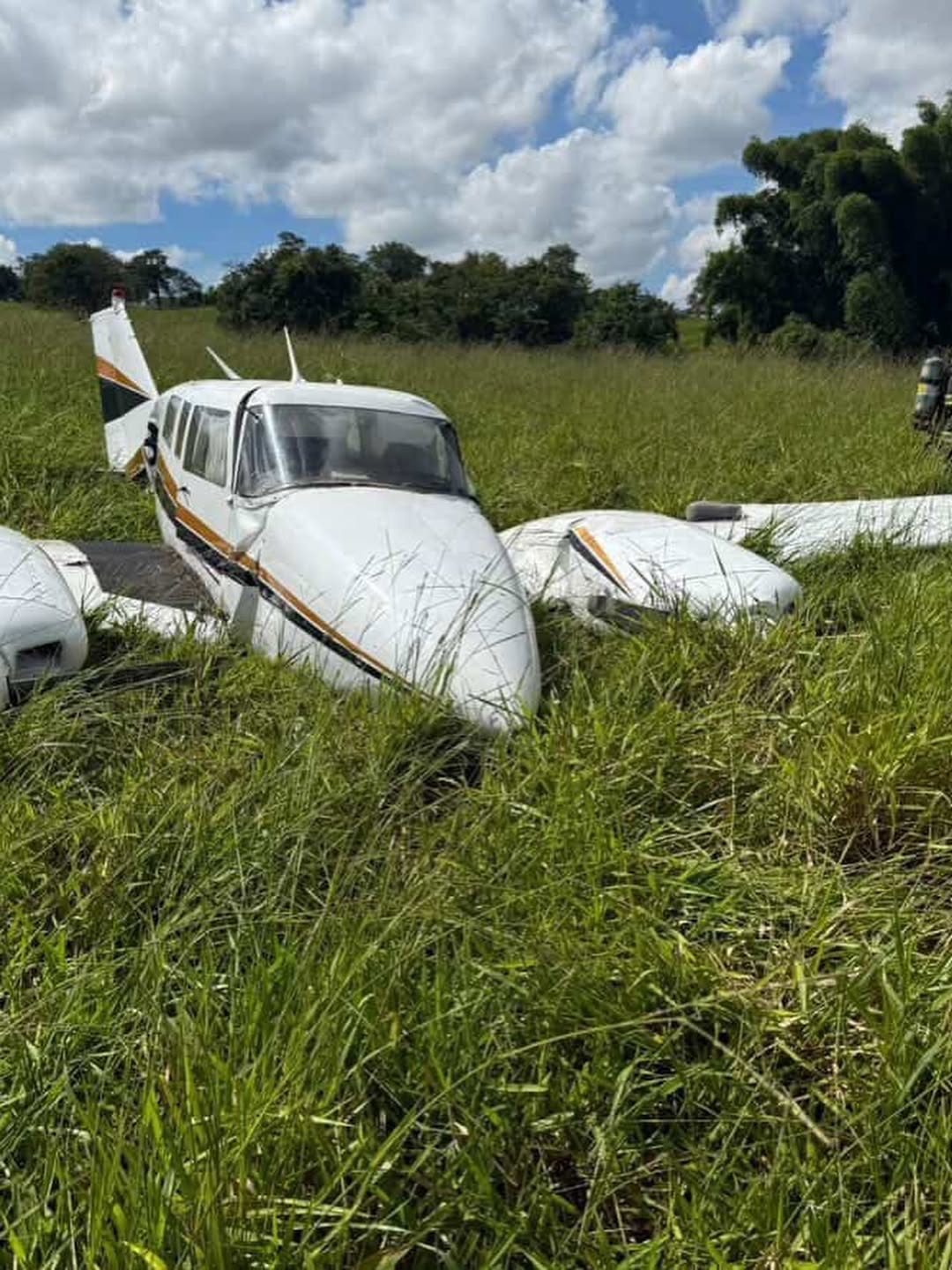 Imagem destacada do post: Aeronave faz pouso de emergência na zona rural de Trindade; veja vídeos