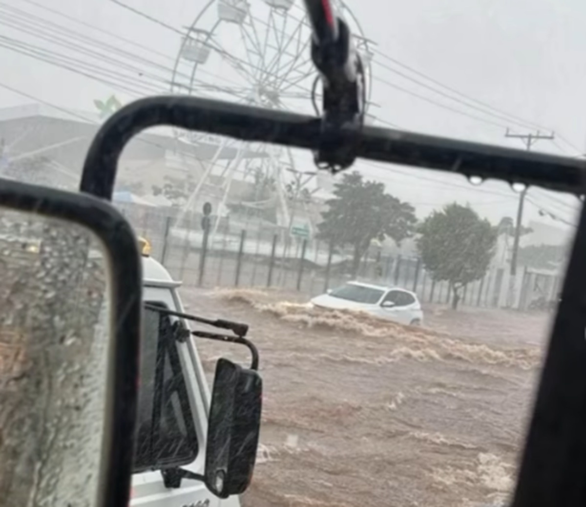 Imagem destacada do post: Temporal atinge Goiânia, alaga ruas e provoca caos; veja vídeos e fotos