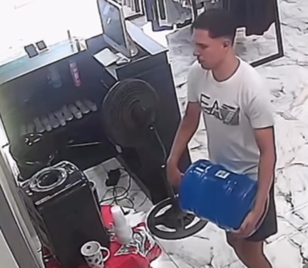 Imagem destacada do post: Galão de água vai ao chão e o que já estava ruim fica ainda pior; veja vídeo