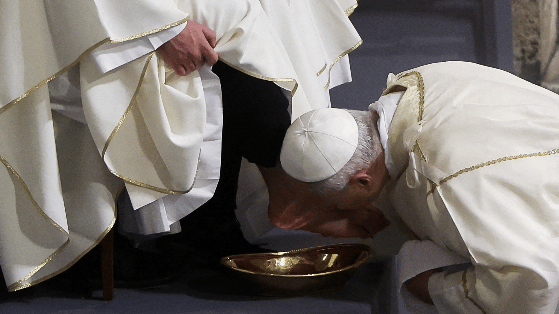 Imagem destacada do post: Papa Leão XIV retoma tradição e lava os pés de sacerdotes na Quinta Santa