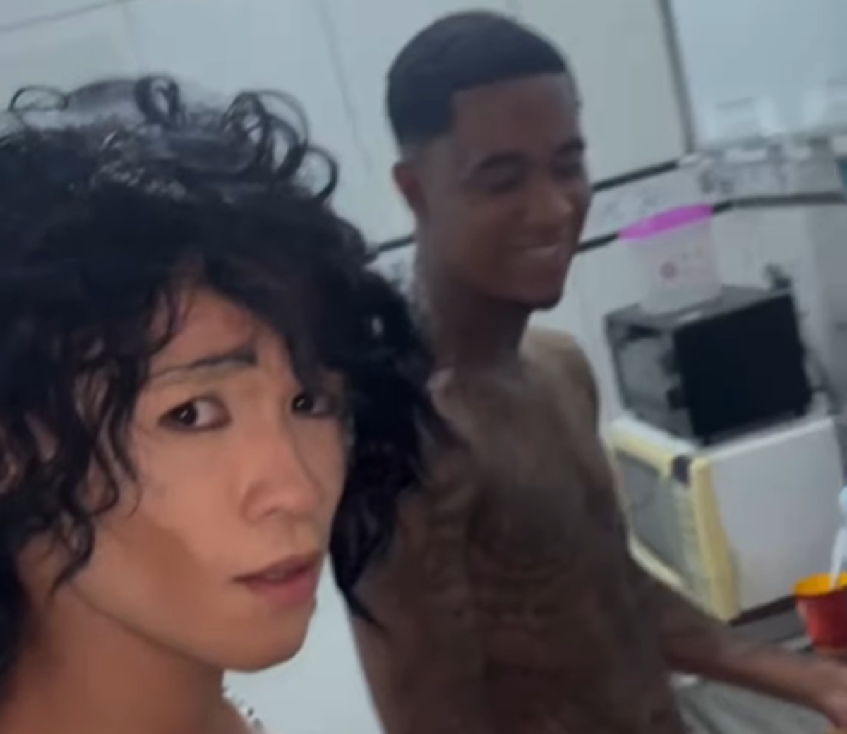Imagem destacada do post: Irmão cai na risada ao ver cosplay do Michael Jackson dentro de casa; veja vídeo