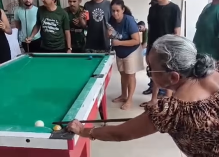 Imagem destacada do post: Vovó dá show na sinuca e deixa família em choque no interior de Goiás; veja vídeo