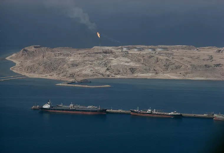 Petróleo volta a subir com guerra entre EUA e Irã e Estreito de Ormuz fechado