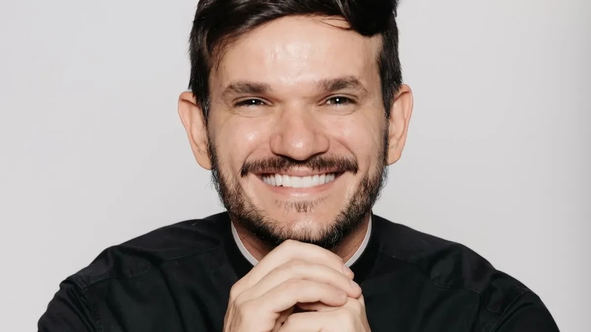 Imagem destacada do post: Padre Patrick vem a Goiânia com o espetáculo “Pecado é não rir” com ingressos a R$ 30