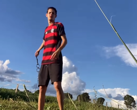 Imagem destacada do post: Rapaz tenta fazer estralo com chicote e golpe dá muito errado; veja vídeo