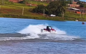 Mulher viraliza ao brincar com placa em lago no interior de Goiás [vídeo]