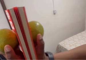 Homem testa ‘mistério’ do espelho com livro e laranja e desafia a lógica em vídeo