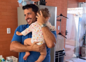 Irmãos gêmeos testam reação de bebê pra saber se ela reconhece verdadeiro pai